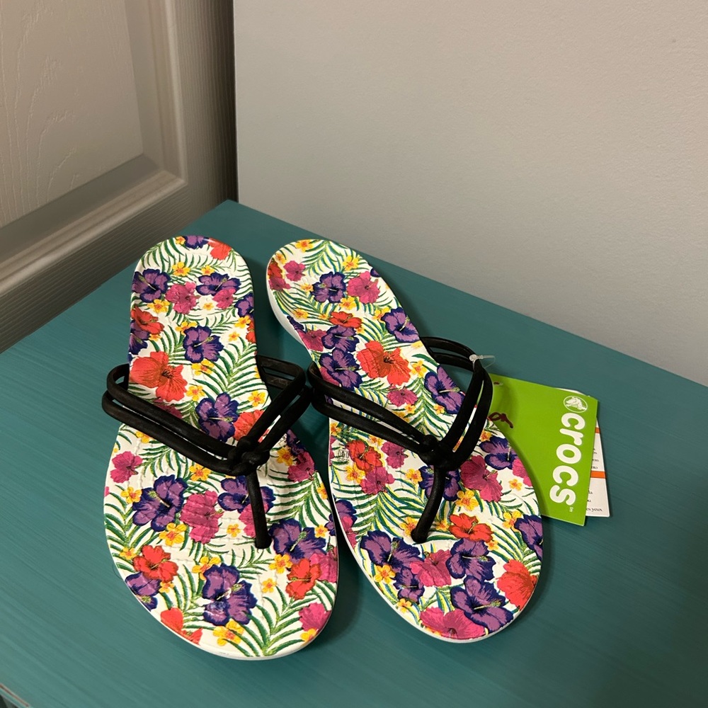 NEW CROCS Isabella Flip W Floral Black Graphic Flip Flop Women size 9